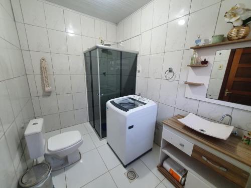 un bagno con wc, doccia e lavandino di Pousada Menezes a São Gabriel