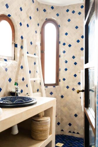 a bathroom with a sink and a mirror at RIAD OASIS D'ASILAH in Asilah