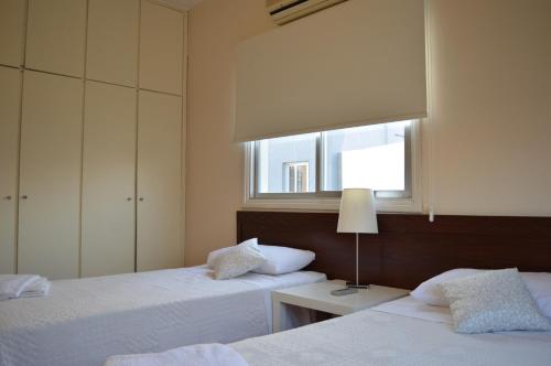 Tempat tidur dalam kamar di Lordos Hotel Apts Limassol
