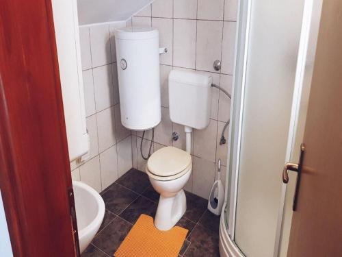małą łazienkę z toaletą i umywalką w obiekcie Apartments Darko w Sukošanie