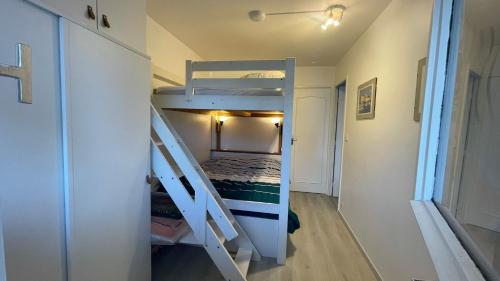 Cette petite chambre comprend des lits superposés. dans l'établissement Appartement 2 pièces entièrement rénové, à Villers-sur-Mer