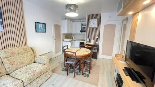 un salon avec un canapé et une table dans l'établissement Appartement 2 pièces entièrement rénové, à Villers-sur-Mer