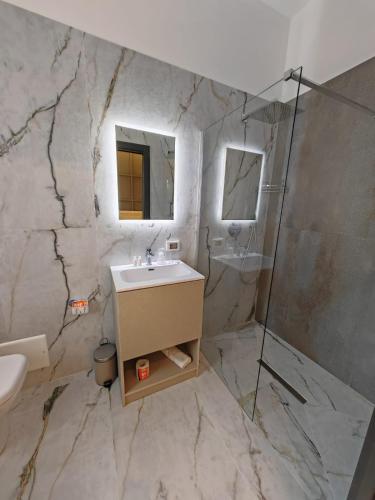 Ένα μπάνιο στο MikAle Luxury Rooms