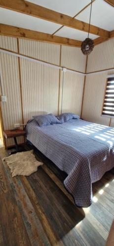 a bedroom with a bed in a room at Cabaña Trafún in Cochrane