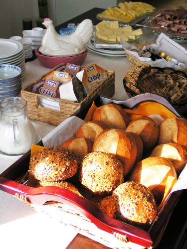 Makanan di atau berdekatan rumah tamu ini