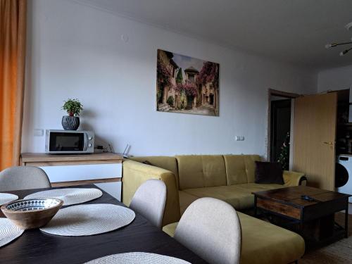 Zona de estar de Sunny Mountain View apartment
