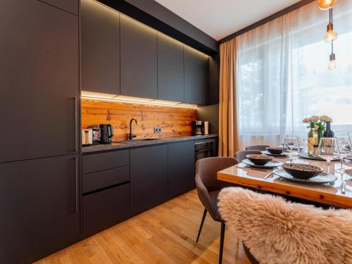 Η κουζίνα ή μικρή κουζίνα στο Zirbenlodge Sonnenalpe Nassfeld