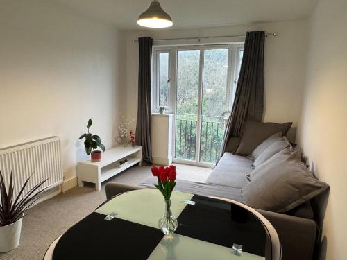 a living room with a couch and a table at Apartment near Luton Airport, Train Station & Football Club in Luton