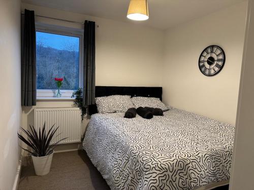 a bedroom with a bed with two stuffed animals on it at Apartment near Luton Airport, Train Station & Football Club in Luton