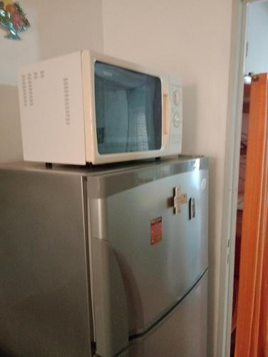 a microwave sitting on top of a refrigerator at depar en Santa zona centro in Santa Teresita