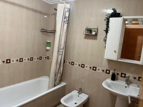 Phòng tắm tại Apto en Urbanizacion Isla de Ons con garaje, piscina y vistas al mar