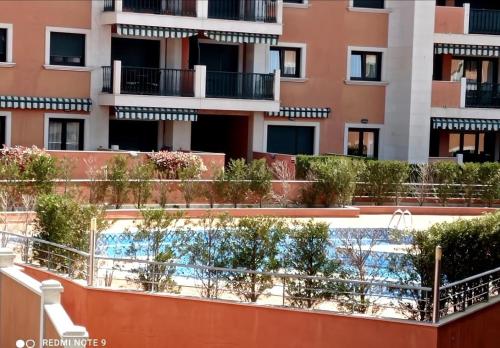 Hồ bơi trong/gần Apto en Urbanizacion Isla de Ons con garaje, piscina y vistas al mar