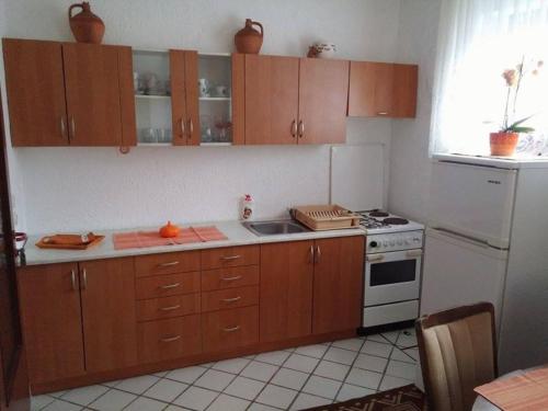 Kuchyň nebo kuchyňský kout v ubytování Apartment Božić