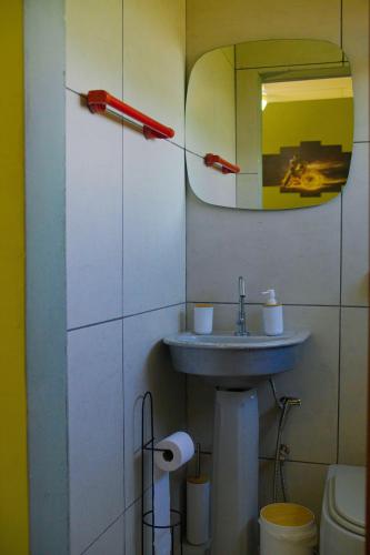 a bathroom with a sink and a mirror at Chácara Itaqueri Ambar in São Pedro