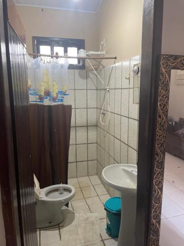 a bathroom with a toilet and a sink at Casa de praia em Jairi Ilhéus BA O valor é da casa toda in Ilhéus
