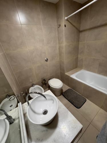 Et badeværelse på Hermoso Departamento centro con pileta