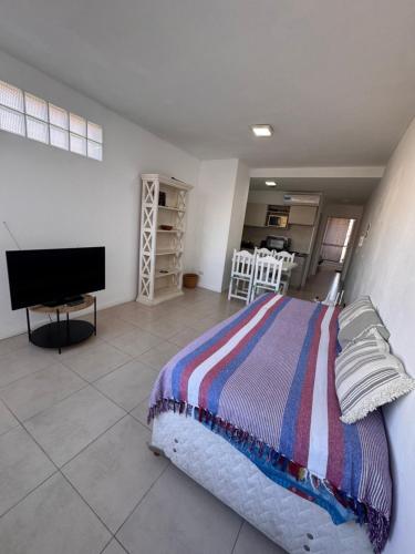 En eller flere senge i et værelse på Hermoso Departamento centro con pileta