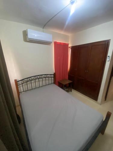 a bedroom with a bed with a red curtain at Como apartamento in La Javilla