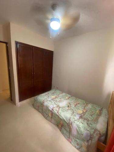 a bedroom with a bed and a ceiling at Como apartamento in La Javilla