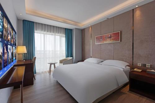 大面镇Home Inn Paibaiyun Hotel Chengdu Longquanyi Normal University Modern Garden Branch的房间里有一张白色大床的卧室