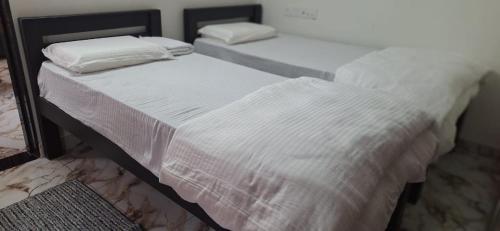 Ένα ή περισσότερα κρεβάτια σε δωμάτιο στο Kautilya Grand 2