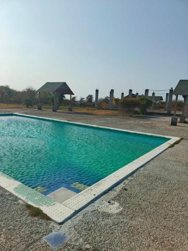 a swimming pool with turquoise blue water at Hostería pura vida in Esmeraldas