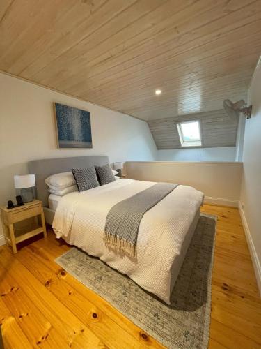 Letto o letti in una camera di Central Lorne Gem - Beach & Town Centre at Your Door