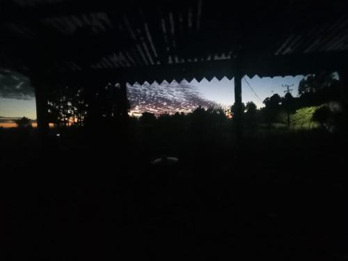 カストロにあるcabañita Campestre, independienteの家から夜空を望む