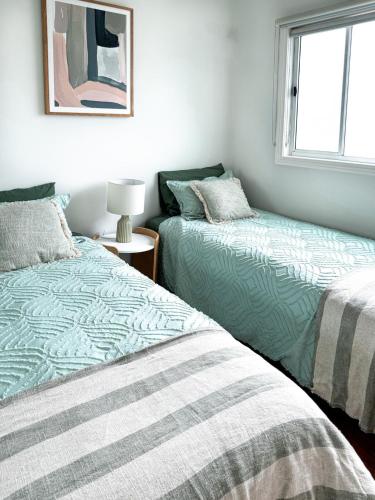 Postel nebo postele na pokoji v ubytování Coastal Sanctuary, Pet Firendly with Fireplace, wood provided Just 50m to Kilcunda Beach and 100m to the Ocean View Hotel The Sticks and Copper Door Kitchen Accessibility Friendly