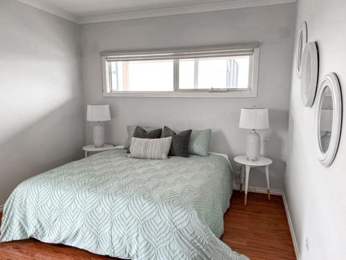 Postel nebo postele na pokoji v ubytování Coastal Sanctuary, Pet Firendly with Fireplace, wood provided Just 50m to Kilcunda Beach and 100m to the Ocean View Hotel The Sticks and Copper Door Kitchen Accessibility Friendly