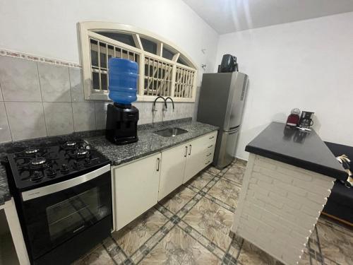 Kuchyň nebo kuchyňský kout v ubytování Casa 150m da Praia Martim de Sá