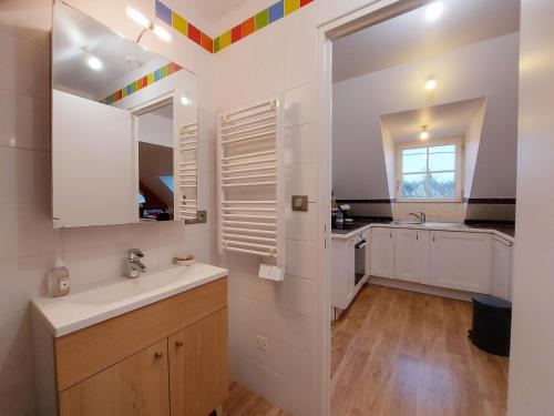 eine Küche mit weißen Schränken und einer Spüle und einem Fenster in der Unterkunft Appartement cosy rénové près de Chartres - FR-1-581-147 in Le Boullay-Thierry