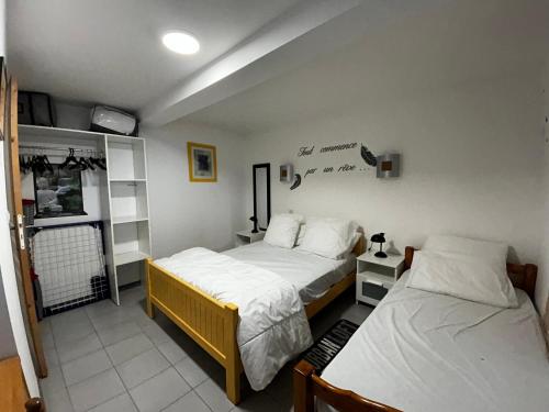 una habitación con dos camas en una habitación en T2 avec jardin, terrasse et Wifi à 1km des Thermes - FR-1-541-156, en La Roche-Posay