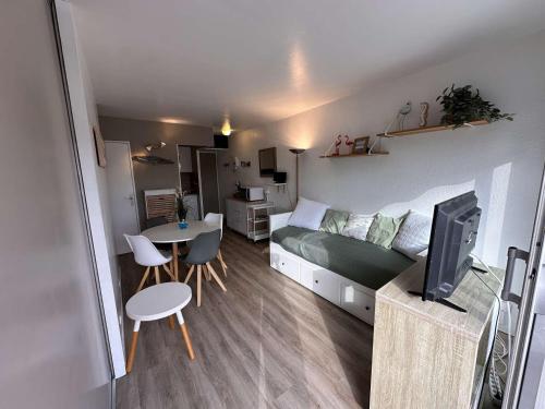 - une chambre avec un lit et une table avec une télévision dans l'établissement Appartement 2 pièces climatisé avec parking, terrasse - Port Camargue - FR-1-731-110, au Grau-du-Roi