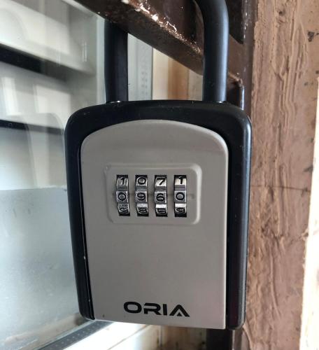 an orka cell phone attached to a wall at Casa céntrica, confortable y equipada de 3 recamaras in Heroica Caborca