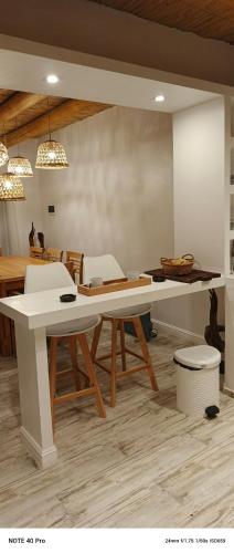 a white table and chairs in a room at Entre Cerros in Maimará