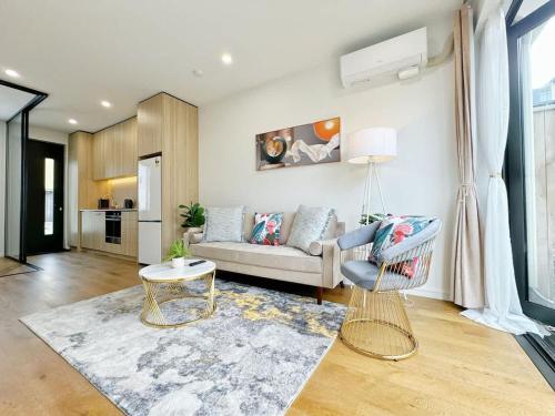 una sala de estar con un sofá y una mesa en City & Ponsonby Center Side 2 BDR Townhouse vs AC, en Auckland