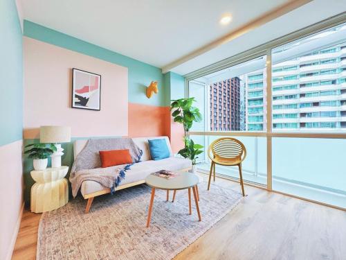 Ruang duduk di New & Modern Stylish 2BR vs Aircon in the City Next to Albert Park