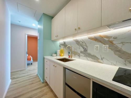Dapur atau dapur kecil di New & Modern Stylish 2BR vs Aircon in the City Next to Albert Park