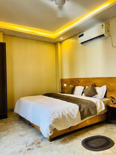 a bedroom with a large bed in a room at Hotel Aghore Shaktipeeth in Narendranagar