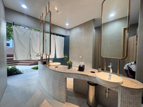 Ένα μπάνιο στο Neon Cloud Bangkok