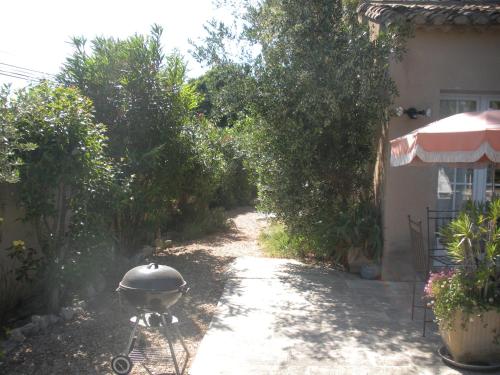 Κήπος έξω από το Gites Climatisés Piscine Chauffée La Balancelle