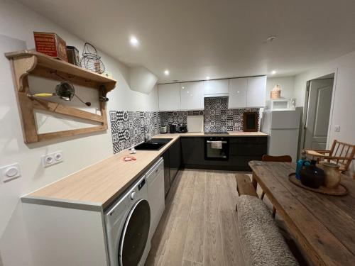 Il comprend une cuisine équipée d'un lave-linge et d'un sèche-linge. dans l'établissement Maison d Albertine, charme, jardin, hyper centre, à Bourges