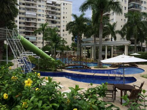 een zwembad met een glijbaan in een stad bij Ap. Resort Recreio dos Bandeirantes in Rio de Janeiro