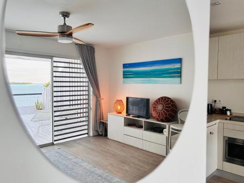 cocina y sala de estar con vistas al océano en Studio Deluxe, en Bora Bora