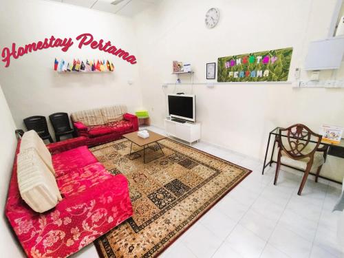 Televisyen dan/atau pusat hiburan di Homestay Pertama