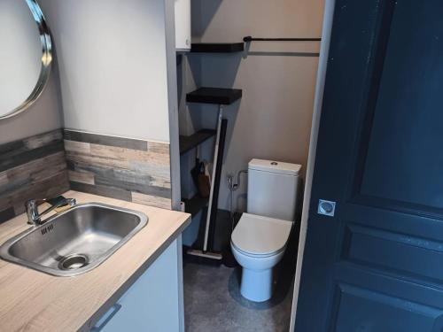 une petite salle de bain avec un lavabo et des toilettes dans l'établissement republic studio, à Nantes