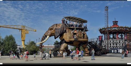 Un groupe de personnes au sommet d'une statue d'éléphant dans l'établissement republic studio, à Nantes
