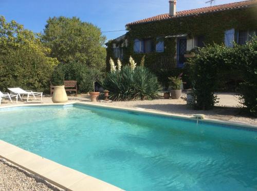 une piscine devant une maison dans l'établissement B&B Maison Brora, à Lorgues