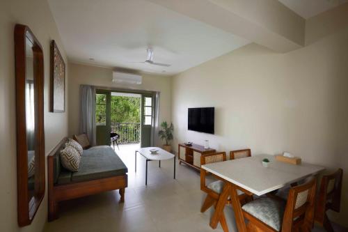 TV a/nebo společenská místnost v ubytování Radha House Siolim A Boutique Hotel